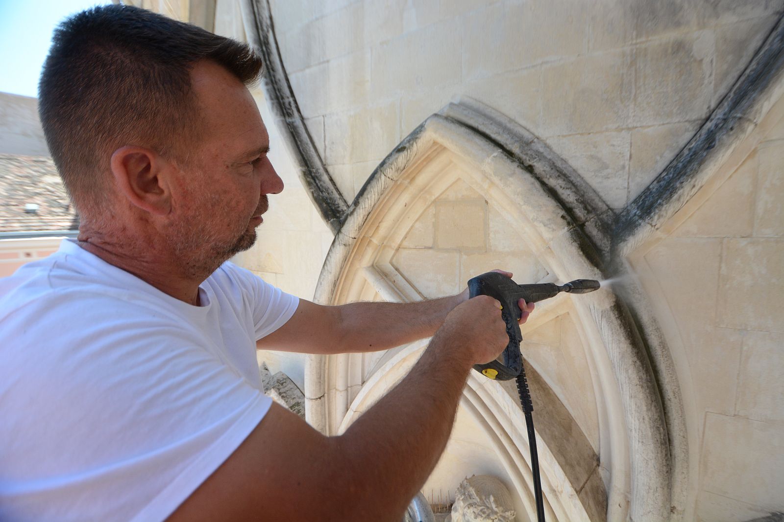 Így tisztítják a Mátyás király-emlékművet